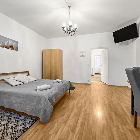 Modern Three-Bedroom, Triple King Beds Bécs Kültér fotó
